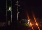 Petugas PLN Tuapejat Perbaiki Jaringan Hingga Larut Malam Demi Pelanggan