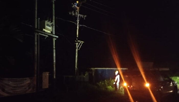 Petugas PLN Tuapejat Perbaiki Jaringan Hingga Larut Malam Demi Pelanggan