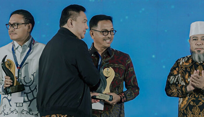 Berhasil Tekan Angka Pengangguran, Solsel Raih Penghargaan dari Kemendagri