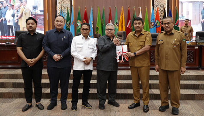 Rapat Paripurna DPRD Sumbar Tetapkan Rekomendasi atas LKPJ 2025