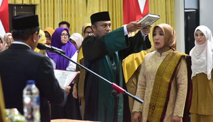 Bupati Padang Pariaman Tekankan Kepemimpinan Tegas dan Disiplin dalam Pelantikan Pejabat dan ASN