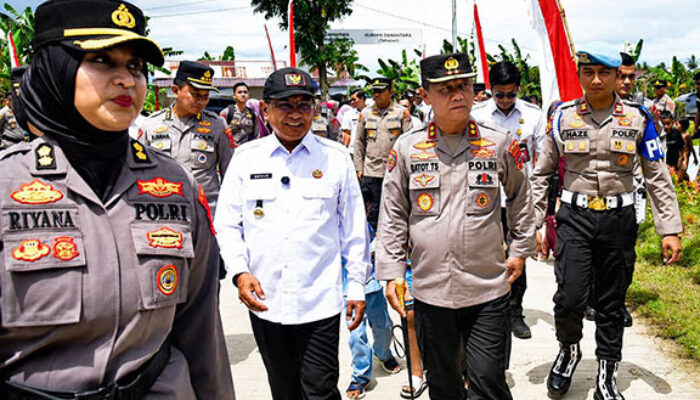 ‎Bupati Padang Pariaman Dampingi Kapolda Tinjau Huntara Batang Anai