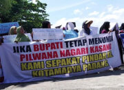 Demokrasi Dipasung? Warga Kasang Murka atas Penundaan Pilwanag oleh Bupati