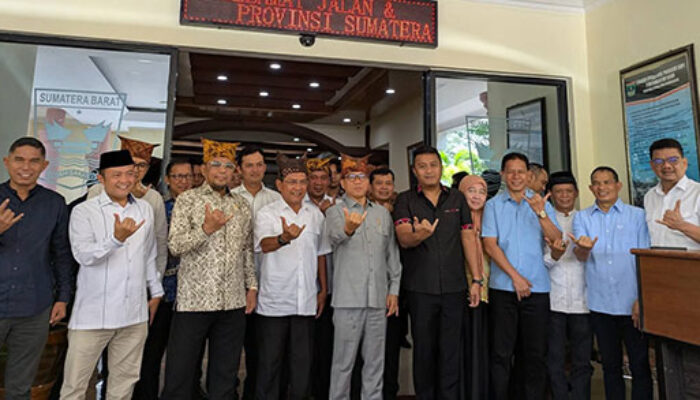 Ketua DPRD Padang Pariaman Sambut Kunjungan Menteri PDT di Bandara Internasional Minangkabau