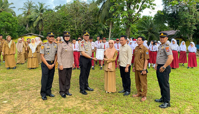 Polres Mentawai Peringati Hardiknas dengan Aksi Literasi dan Penanaman Pohon di Tuapejat