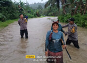 Bhabinkamtibmas Polsek Sipora Turun Langsung ke Lapangan Tinjau Luapan Banjir di Desa Saurainu