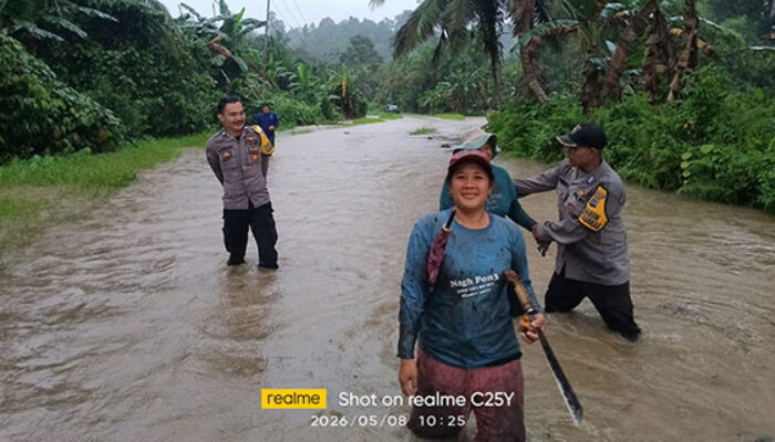 Bhabinkamtibmas Polsek Sipora Turun Langsung ke Lapangan Tinjau Luapan Banjir di Desa Saurainu