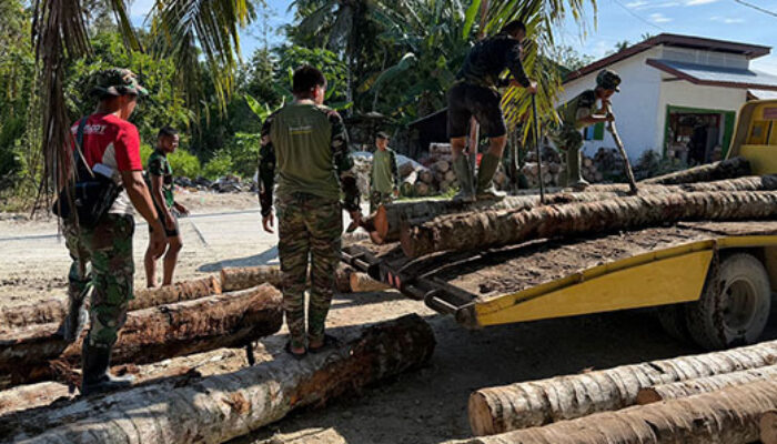 Satgas Karya Bakti TNI dan Warga Mentawai Gotong Royong Bangun Jembatan di Dusun Katiet
