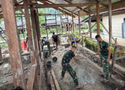 Satgas Karya Bakti TNI AD Pasang Lobrik RTLH Milik Ivan Cristian Laia di Desa Sioban