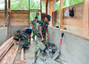 Personel Satgas Karya Bakti TNI AD Lanjutkan Pemasangan Plaster dan Dinding Papan RTLH Milik Ibu Roslina di Sipora Jaya