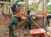 Satgas Karya Bakti TNI AD Masuki Tahap Pemasangan Batu Bata Dinding Rehab Musholla Al Huda Bukit Pamewa