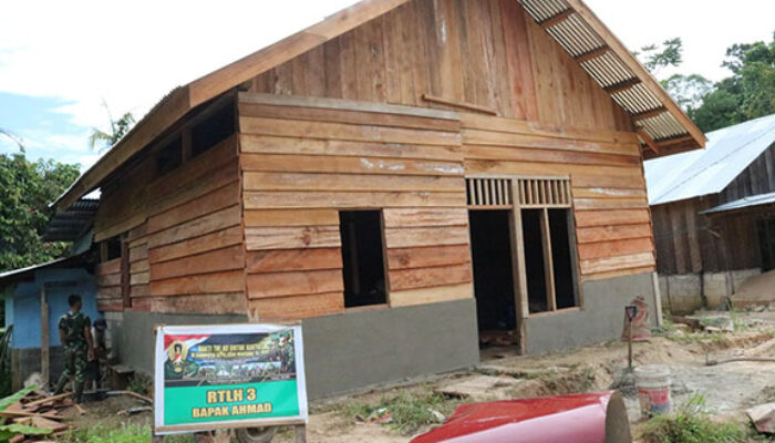 Satgas Karya Bakti TNI AD untuk Rakyat TA 2026 Masuki Tahap Plaster Dinding RTLH Warga Bukit Pamewa