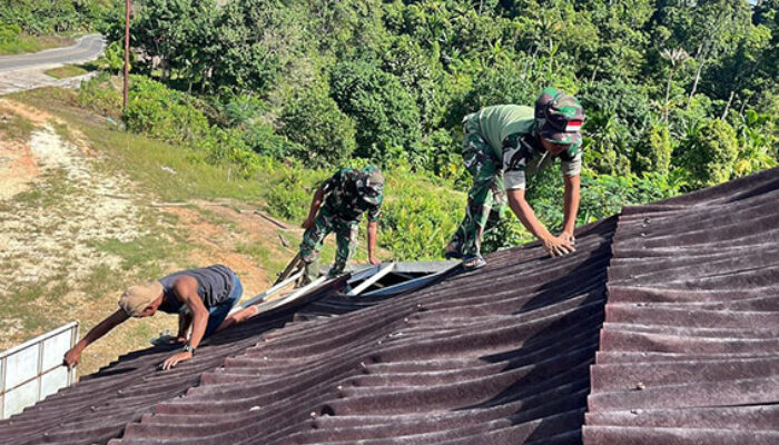Satgas Karya Bakti TNI AD untuk Rakyat Mulai Bongkar Atap SDN 27 Beriulou di Sipora Selatan
