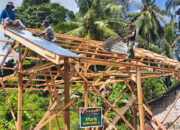 Satgas Karya Bakti TNI AD Bersama Warga Masuki Tahap Pemasangan Seng RTLH Milik Robert di Dusun Karoniet