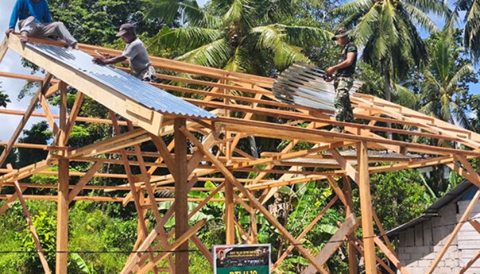 Satgas Karya Bakti TNI AD Bersama Warga Masuki Tahap Pemasangan Seng RTLH Milik Robert di Dusun Karoniet