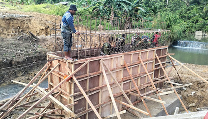 Satgas Karya Bakti TNI AD Terus Kejar Pemasangan Besi dan Begisting Tiang Penyanggah Jembatan