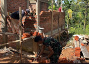 Satgas Karya Bakti TNI AD untuk Rakyat Kejar Pemasangan Kuda-Kuda Atap dan Pembuatan WC Musholla Al Huda di Bukit Pamewa