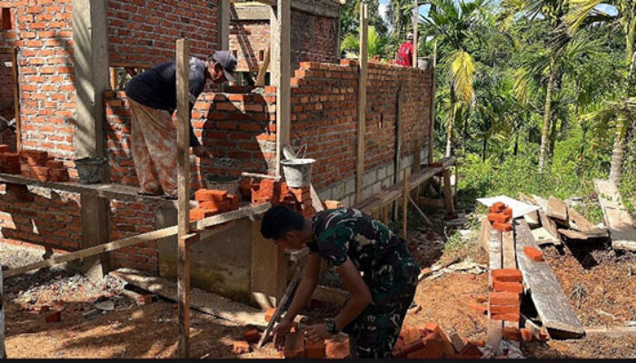 Satgas Karya Bakti TNI AD untuk Rakyat Kejar Pemasangan Kuda-Kuda Atap dan Pembuatan WC Musholla Al Huda di Bukit Pamewa