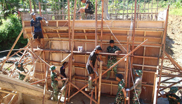 Dandim 0319/Mentawai Tinjau Progres Pembangunan Jembatan, Tegaskan Target Rampung Tepat Waktu