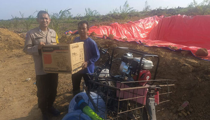 Cegah Gagal Panen di Tengah Ancaman Kemarau Panjang, Bhabinkamtibmas Salurkan Pompa Air untuk Petani Jagung di Singingi Hilir