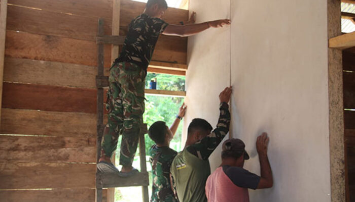 Personel Satgas Karya Bakti TNI AD Mulai Pasang Kalsiboard di RTLH Milik Robert