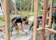 Personel Satgas Karya Bakti TNI AD Laksanakan Pengecoran Lantai dan Pemasangan Loster pada RTLH di Desa Sioban