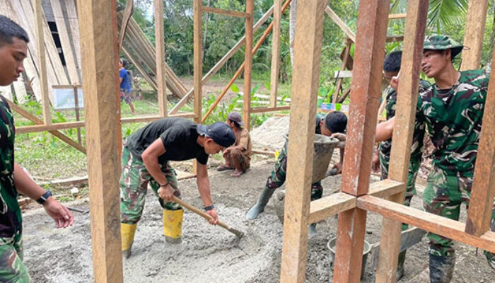 Personel Satgas Karya Bakti TNI AD Laksanakan Pengecoran Lantai dan Pemasangan Loster pada RTLH di Desa Sioban