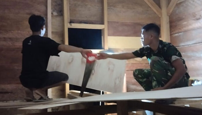Satgas Karya Bakti TNI AD untuk Rakyat Masuki Tahap Pemasangan Plafon RTLH Milik Tertinus