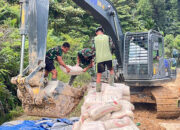 Gotong Royong TNI dan Warga Turunkan Material Semen Pembangunan Jembatan Penghubung Bukit Pamewa–Betumonga