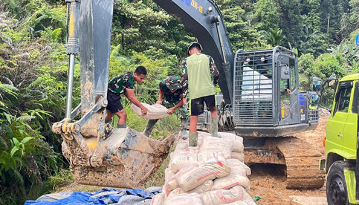 Gotong Royong TNI dan Warga Turunkan Material Semen Pembangunan Jembatan Penghubung Bukit Pamewa–Betumonga