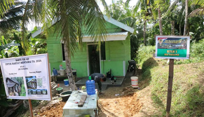 Tahap Finishing, Satgas Karya Bakti TNI AD untuk Rakyat Laksanakan Pembersihan di Sekitar RTLH Nina Anthi
