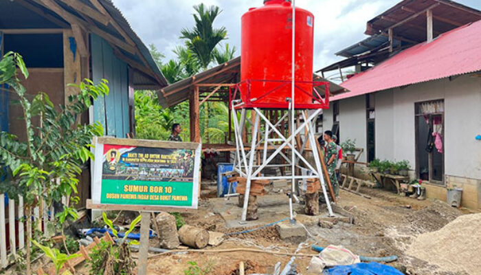 Personel Satgas Karya Bakti TNI AD untuk Rakyat Bangun MCK di Area Sumur Bor Bukit Pamewa