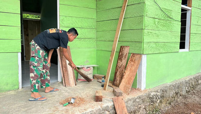 Rumah RTLH Bapak Robert S. Selesai Direhab, Satgas Karya Bakti TNI AD Lakukan Pembersihan Lingkungan