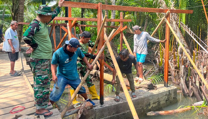 Personel Satgas Karya Bakti TNI AD untuk Rakyat Masuki Tahap Pemasangan Besi Jembatan Beriulou