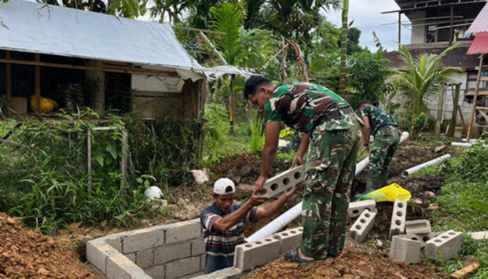 Personel Satgas Bakti TNI AD Untuk Rakyat Terus Kejar Pembangunan MCK di Bukit Pamewa