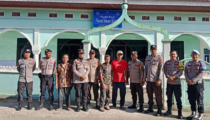 Polsek Sipora Gelar Aksi Bersih-Bersih di Masjid Nurul Iman Sioban