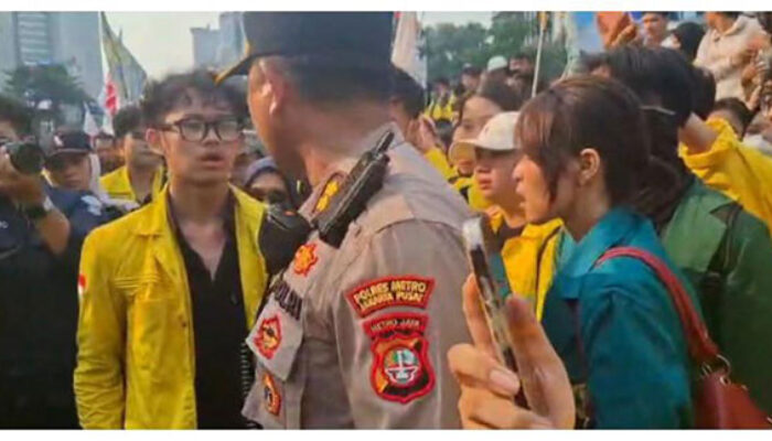 Adu Mulut Polisi dan Mahasiswa Warnai Aksi Kritik terhadap Pemerintah