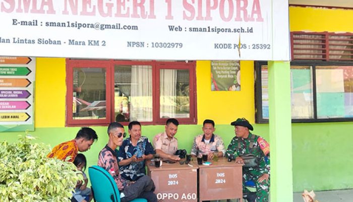 Babinsa Koramil 03/Sioban Perkuat Sinergi dengan Guru SMAN 1 Sipora Selatan Melalui Komsos