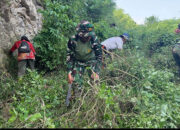 Yonif TP 951/Pandeka Marapi Gotong Royong Bersama Warga Bersihkan Lingkungan Di Nagari Simawang