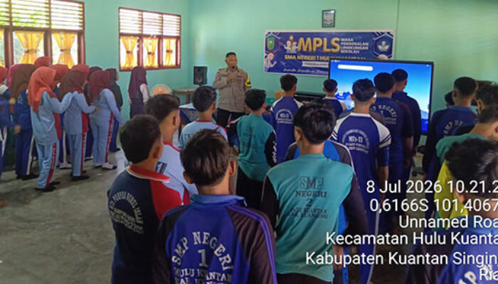 Polsek Hulu Kuantan Berikan Sosialisasi Kenakalan Remaja dan Latihan PBB kepada Peserta MPLS SMAN 1 Hulu Kuantan
