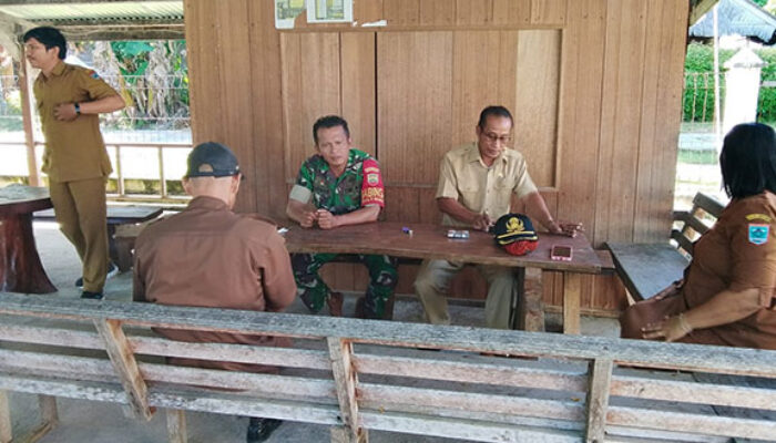 Babinsa Koramil 01/Sikabaluan Perkuat Silaturahmi Melalui Komsos Bersama Mitra Karib di Desa Simalegi