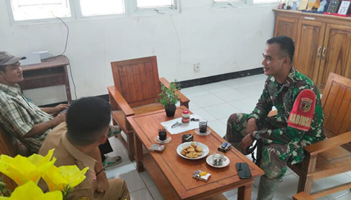 Babinsa Koramil 02/Siberut Perkuat Kemitraan dengan Masyarakat Lewat Komsos di Muara Siberut