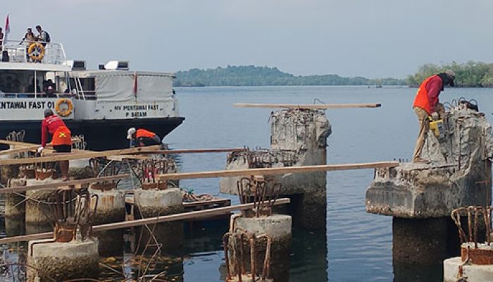 Diduga Lalai Terapkan K3, Pekerja Proyek Pelabuhan Tuapejat Terlihat Tanpa APD Lengkap