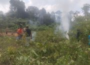 Babinsa Koramil 03/Sioban Gotong Royong Bersama Warga Bangun Kantor Baru Desa Tuapejat