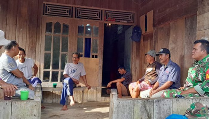 Babinsa Koramil 01/Sikabaluan Pererat Silaturahmi dengan Kepala Dusun Sigapokna Melalui Komsos