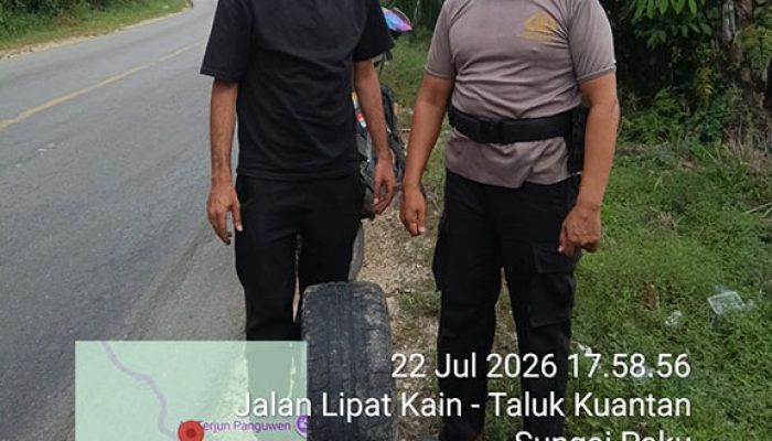 Respons Cepat Layanan Call Center 110, Polsek Singingi Hilir Bantu Pengendara yang Alami Ban Bocor