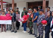 Danramil 04/Sikakap Dampingi Bupati Mentawai Bagikan 150 Bendera Merah Putih kepada Warga Desa Sikakap