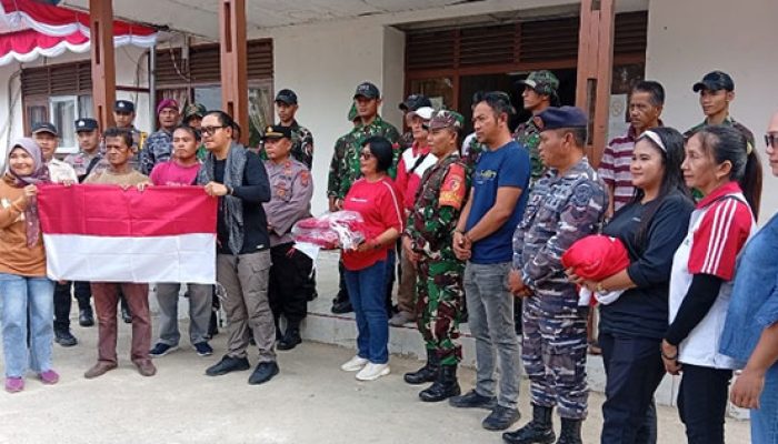 Danramil 04/Sikakap Dampingi Bupati Mentawai Bagikan 150 Bendera Merah Putih kepada Warga Desa Sikakap