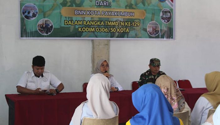 Jaga Keluarga dari Bahaya Narkoba, Satgas TMMD ke-129 Gandeng BNN Payakumbuh Berikan Penyuluhan