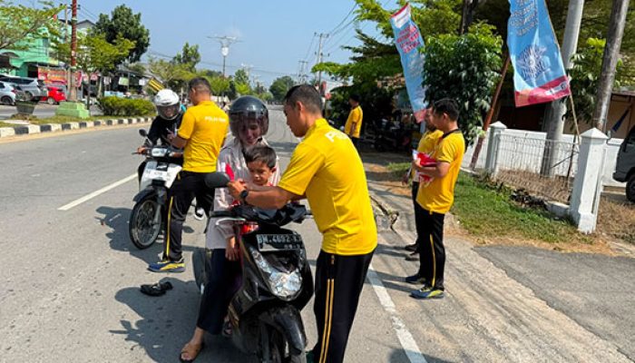 Merah Putih Berkibar di Hati Masyarakat, Sat Intelkam Polres Kuansing Bagikan Bendera Jelang HUT RI ke-81